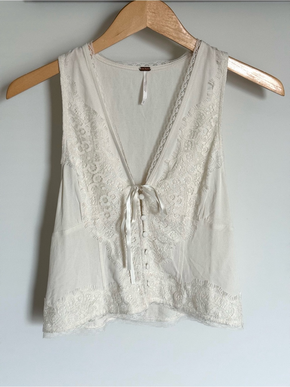Free People Jaida Vest Top Tofu Ivory Eyelash Lace Button Front Tie XS - Picture 3 of 14